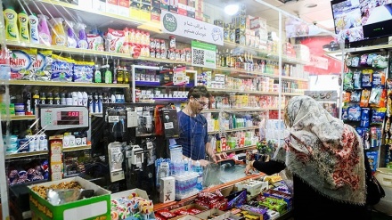 Cara Pemilik Toko di Iran Agar Tidak Tertular COVID-19 (2)