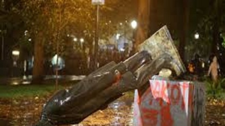 Video: Manifestantes derriban las estatuas en Portland en medio de protestas 