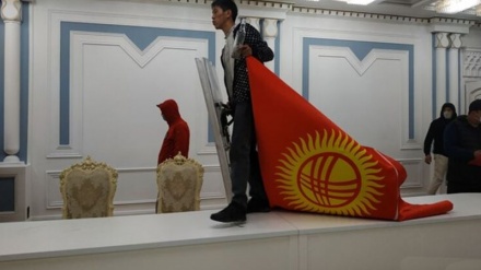 Protestuesit në kirgizistan marrin parlamentin