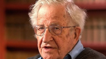 Chomsky critica a EEUU por sus sanciones inhumanas contra pueblo persa