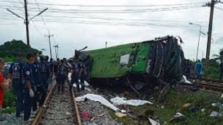 Thailandia, treno travolge una corriera, strage tra i passeggeri