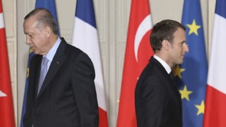 Erdogan attacca Macron, 'deve fare controlli mentali'