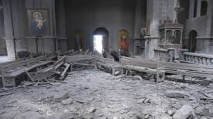 Bombardata una storica cattedrale nel Nagorno-Karabakh: feriti giornalisti russi