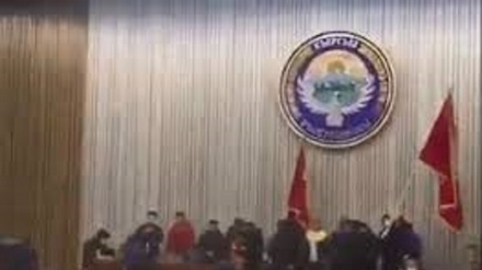 Kirghizistan nel caos, si dimette il primo ministro