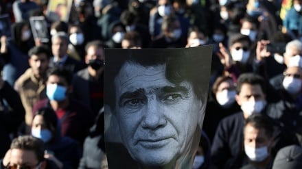 イラン伝統歌唱の巨匠シャジャリアーンの亡骸が埋葬、最後の別れ