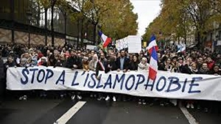 Islamofobia in Francia: Macron twitta in arabo