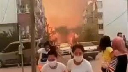 Panico in Turchia, gente in fuga dalle città assediate dagli incendi