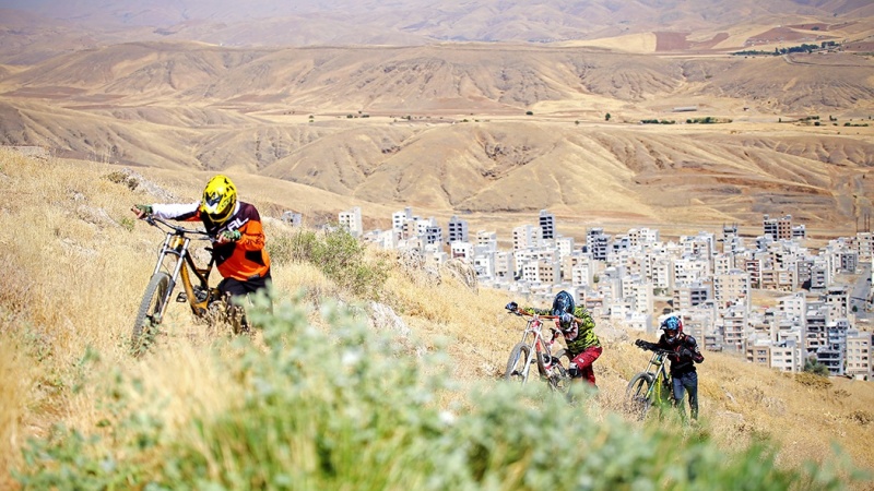 Bersepeda di Kaki Gunung Abidar, Iran Barat.