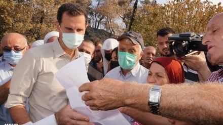 Bashar Asad viziton zonat e dëmtuara nga zjarri