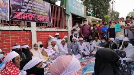 পুলিশ ফাঁড়ির সামনেই আমরণ অনশন রায়হানের মায়ের: অপরাধীকে গ্রেফতারের দাবি 