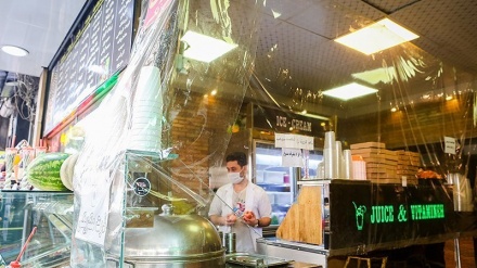 Cara Pemilik Toko di Iran Agar Tidak Tertular COVID-19 (3)