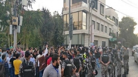 تجمع اردنی‌ها در مقابل سفارت فرانسه در محکومیت اهانت به اسلام