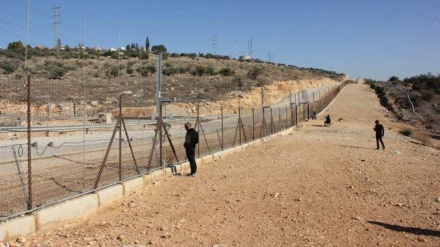 שלושה חיילים ישראלים נעצרו לאחר שסייעו לפלסטינים