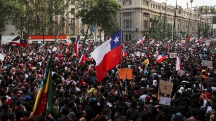 Chilenos protestan contra desigualdades económicas y sociales