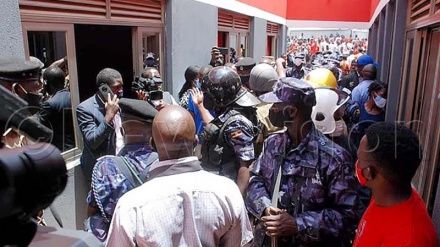 Polisi ya Uganda yasema imemkamata Bobi Wine kwa kuvaa magwanda ya kijeshi