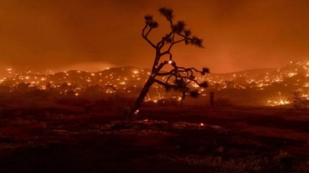 (FOTO DEL GIORNO) USA, California brucia ancora