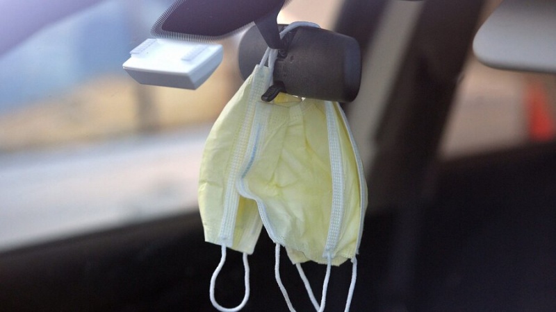 ماسک را به این دلیل مهم از آینه خودرو آویزان نکنید