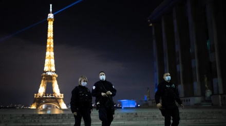 पेरिस, एफ़िल टॉवर के पास दो मुस्लिम महिलाओं को चाक़ू घोंपकर गंभीर रूप से घायल कर दिया गया