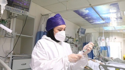 Tugas Berat Tenaga Medis di Tehran (1)