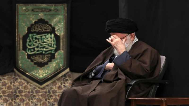 伊斯兰革命最高领袖出席伊玛目礼萨牺牲悼念仪式