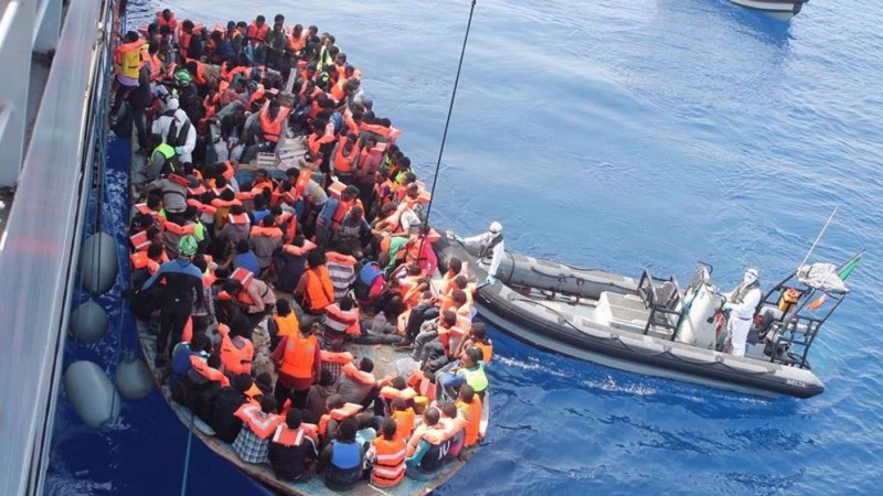 地中海で、難民の乗った船が転覆