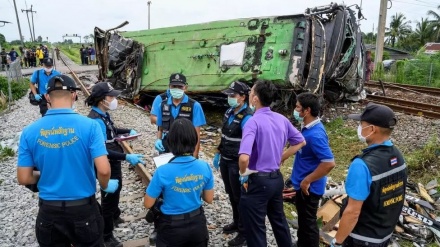 タイ で踏切事故、バスと貨物列車が衝突 バスの乗客ら18人死亡（動画）