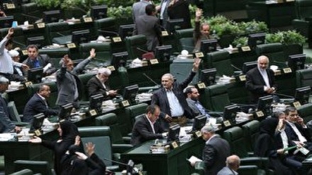 İran meclisinde “Kahrolsun Amerika” sloganı yankılandı