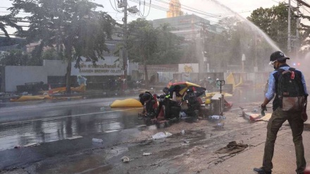  Thai police use water cannon against protest outside parliament 