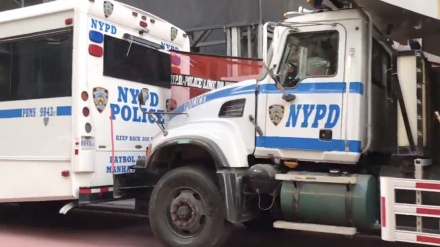 Video+Fotos: Camiones de grava rodean la Torre Trump mientras la policía se prepara