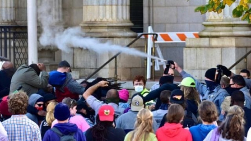 Policía federal de EEUU lanza gas pimienta contra manifestantes 