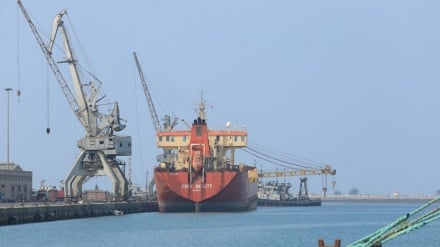 Buque de gasolina entra en puerto yemení de Al-Hudayda