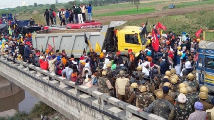 কৃষকদের দিল্লি চলো অভিযানে বাধা পুলিশের, সংঘর্ষ, কাঁদানে গ্যাসের শেল নিক্ষেপ 