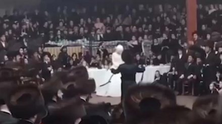 Video: Más de 7.000 personas sin mascarillas en boda secreta del nieto del gran rabino estadounidense