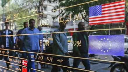 Dollar tumbles in Iranian market amid panic selling over US election fate