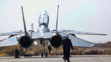 イラン空軍演習２日目、戦闘機ファントムが陸上の標的を破壊