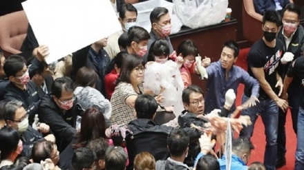 Тайван парламентида Америкадан чўчқа гўштини импорт қилиш сабабли келиб чиққан жанжал (видео)