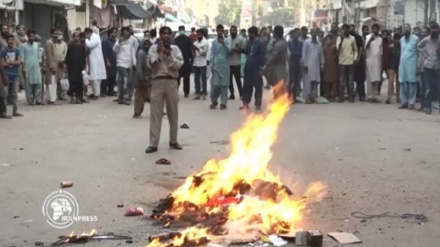 (VIDEO) Pakistan, si da' fuoco a merci francesi