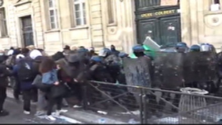 Француз талабалари полиция билан тўқнашди (видео)