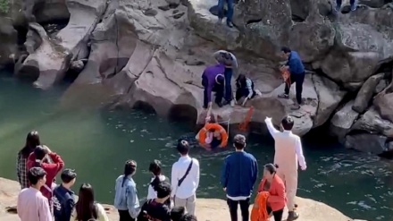 ब्रितानी डिप्लोमैट ने जीत लिया चीनियों का दिल...नदी में कूद कर बचाई डूबती छात्रा की ज़िंदगी...वीडियो वायरल