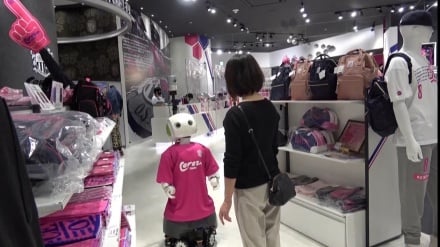 大阪でマスク着用をお願いする接客ロボ