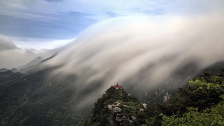 雲の中に轟く滝；中国廬山の三畳泉瀑布