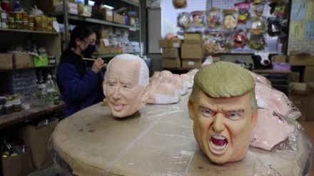 埼玉県でトランプ氏とバイデン氏の覆面マスク製造、対照的な「怒り顔」と「笑顔」で