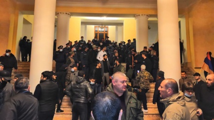 Öfkeli Ermeniler, hükümet ve meclis binalarını bastı