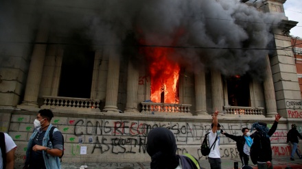 Protesta e trazira në Guatemala, i vëhet zjarri godinës së Kongresit