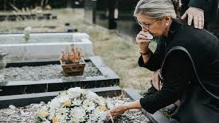 Notizie curiose: uomo cade in una buca mentre seppelliscono la moglie e muore