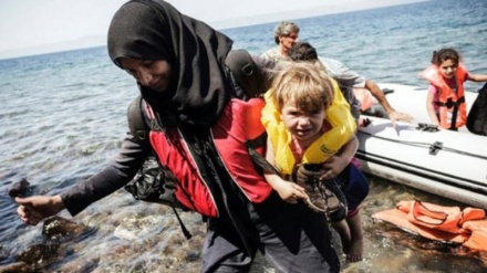 土耳其海岸警卫队在爱琴海救下25名难民