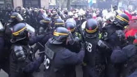 Caos a Parigi, gli sconti tra i manifestanti e la polizia