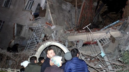 トルコ・イズミル地震による死亡者が増加