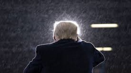 (FOTO DEL GIORNO) Trump e il peso della sconfitta