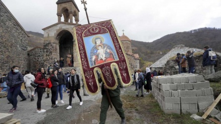 Armenasit e rajonit Nagorno Karabak largohen nga shtëpitë e tyre